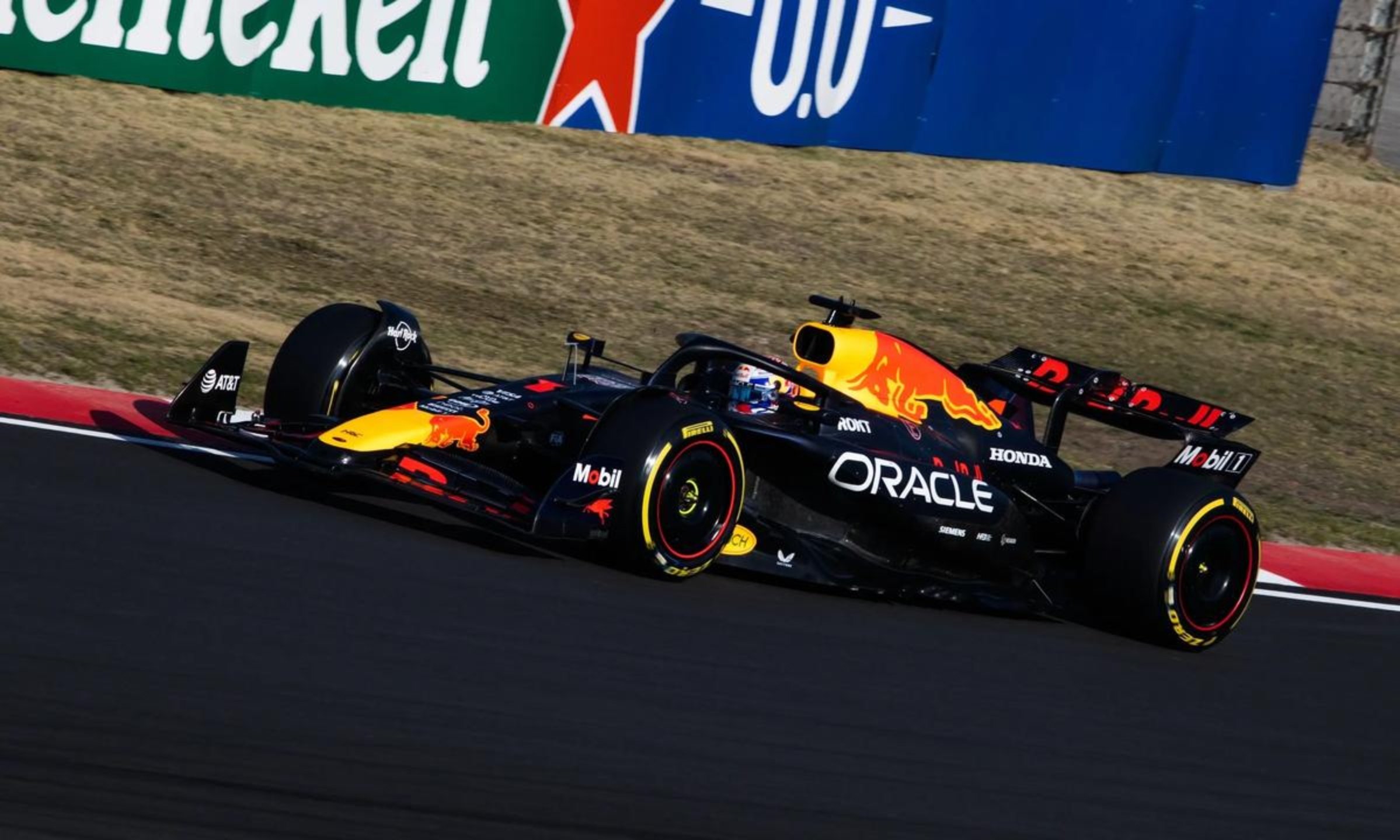 雷诺车队轻取红牛车队，维斯塔潘带队取胜