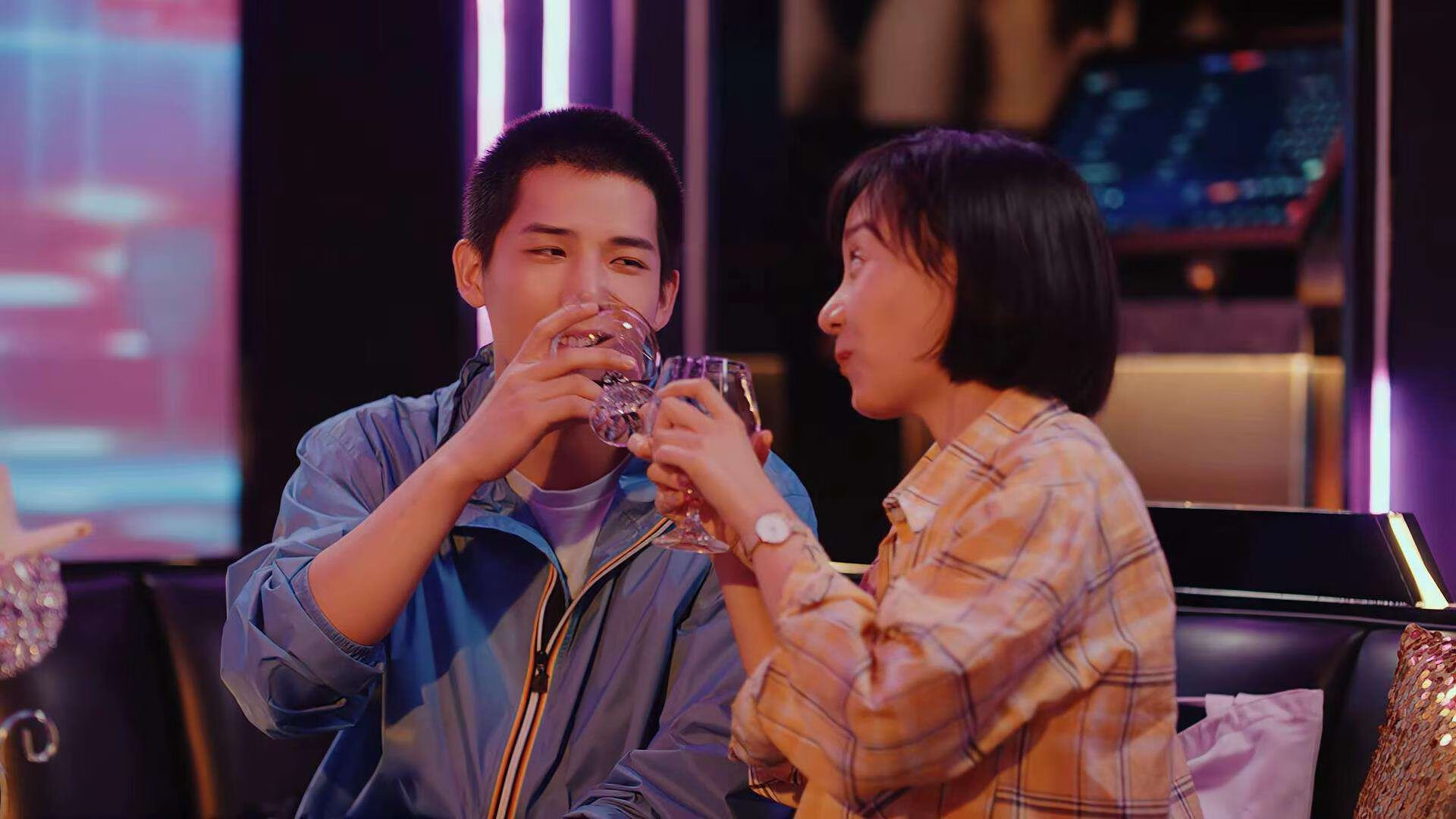 佩德里战靴轰鸣,当足球魔术师征服F1新加坡夜赛