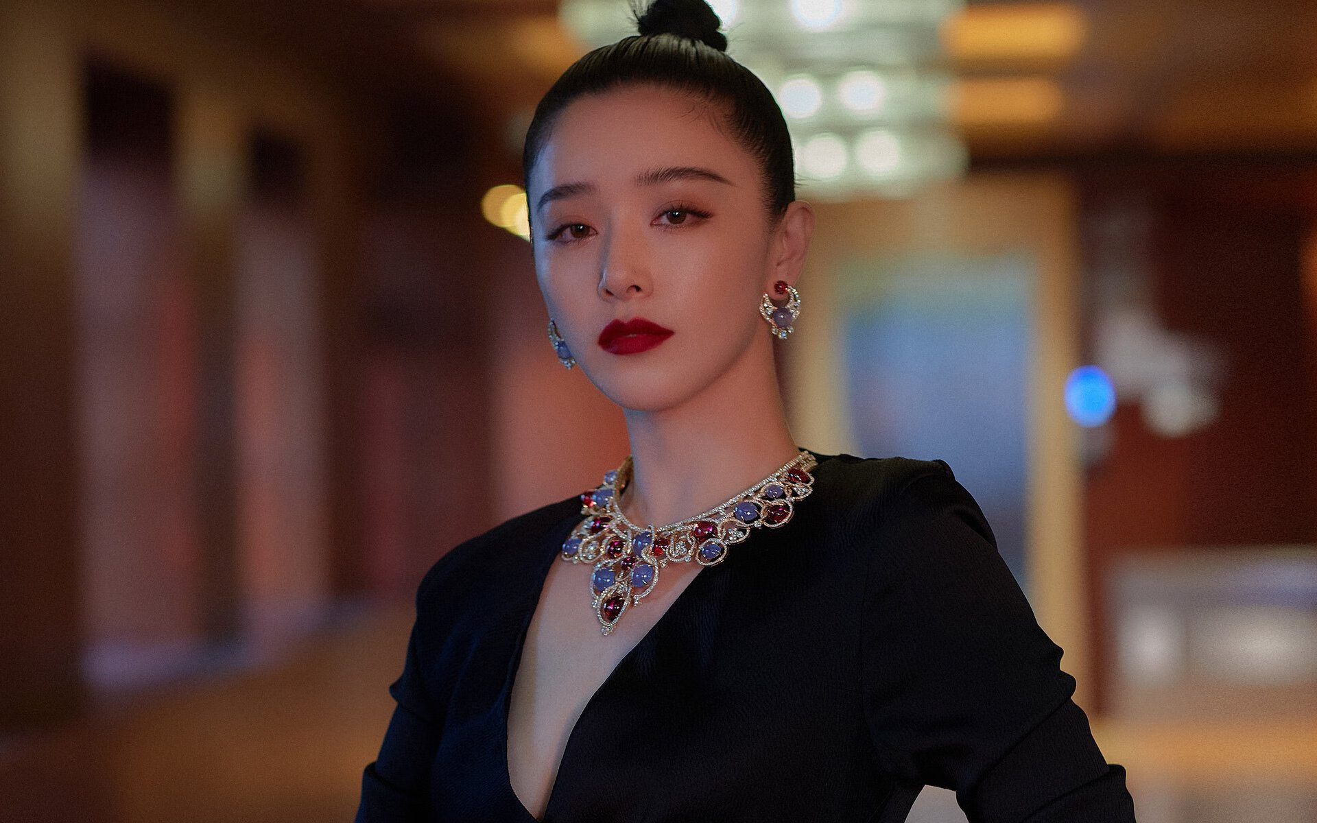 牙齿与命运，当苏亚雷斯咬碎黑暗，希腊用石头投死巨人