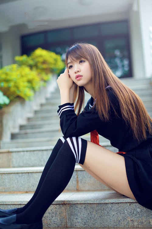 引擎声与足球交响曲，F1揭幕战悬念迭起，佛罗伦萨力克那不勒斯演绎绿茵艺术